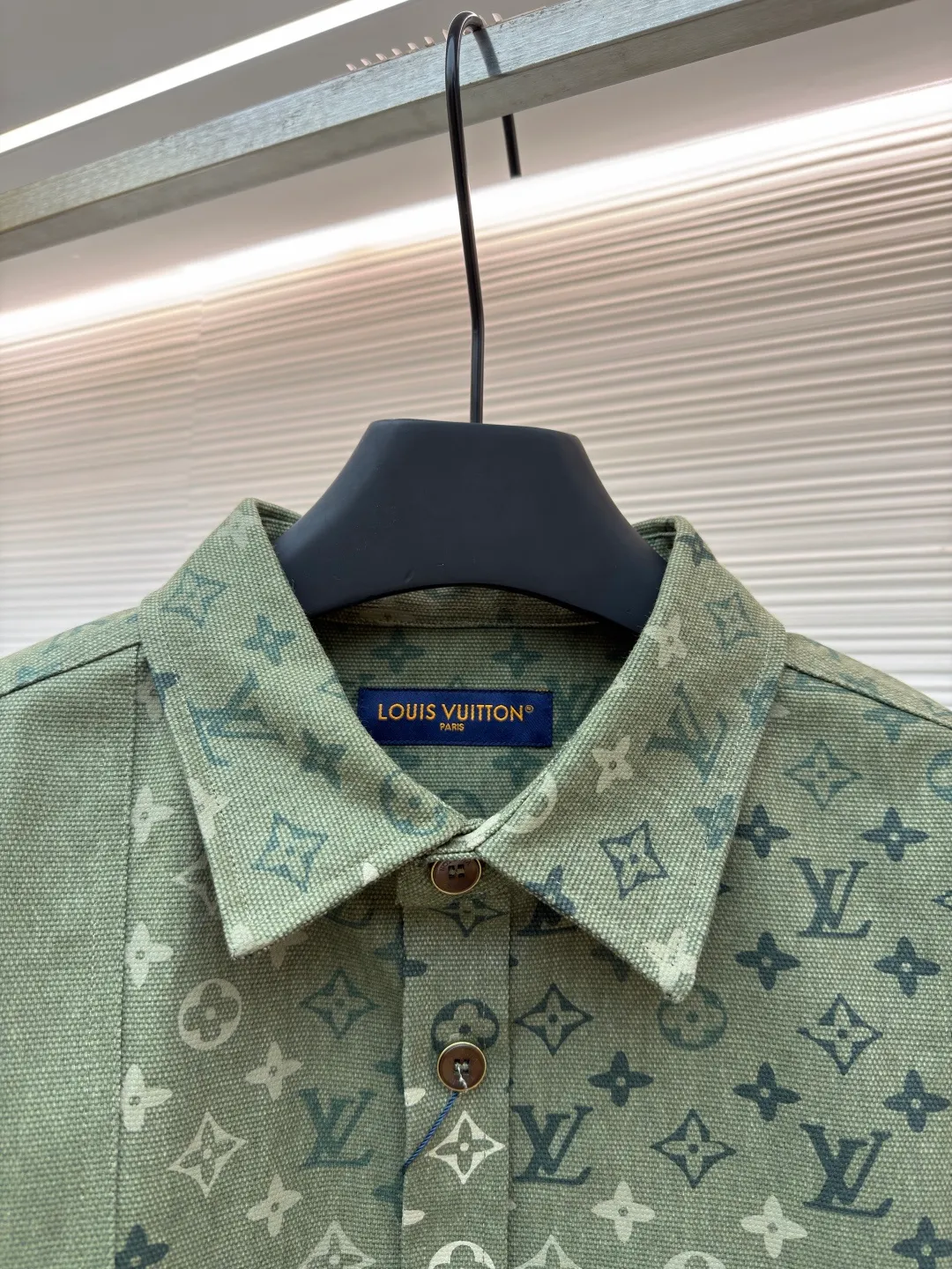 LOUIS VUITTON work jacket-style shirt with full lapel print ●Original version: Purchased and developed for 16,000 ●Item number: 1681953-B50 ●Fabric: denim fabric ●Technology: Printing ●Color: green ●Version: fitted version ●Weight: about 770 grams ●Size: S-M-L-XL ●Description: This LV lapel all-printed work jacket-style shirt adopts positioning cutting technology: before cutting the fabric pieces, the position of the all-printed Monogram pattern is locked through digital typesetting to ensure that the pattern is continuous and without misalignment after splicing, and the pattern alignment error between the body and the solid color splicing area is controlled within 0.5cm. The printing process uses digital direct injection technology: the pigment penetrates the fabric fibers with micron-sized particles, presenting a low-saturation vintage tone while maintaining the breathability of the fabric. The wear resistance of the printing layer reaches level 5 (friction test ≥ 200 times without falling off). The body is made of twill canvas blended fabric, and the splicing parts are reinforced with double-needle buried clip technology. The buttons are made of brass-plated matte paint, and the stitching is made of high-tenacity nylon thread with a tensile strength of 150N. The overall process takes into account both visual integrity and practical durability. The overall wiring is straight and delicate, the fabric is comfortable and soft, and the color is consistent without color difference. It can be matched with the same style to create a fashionable look and control various occasions. Customized accessories, complete with three standards, same style for men and women!